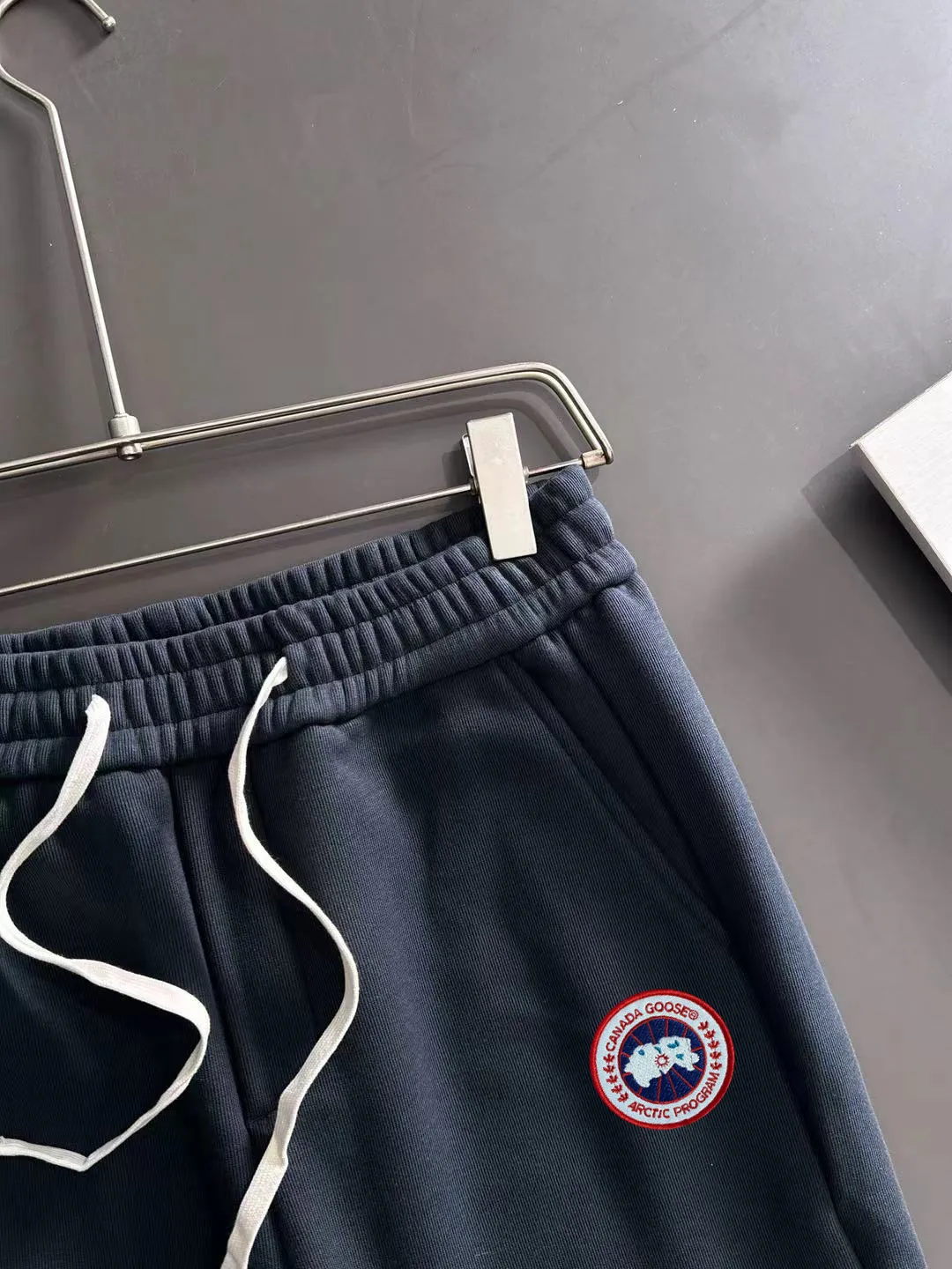 Next day shipment P360 Big Goose 2025 new winter elastic band casual pants, thick velvet counter-customized fabric, high breathability and comfort, impeccable details, brand element design concept, reflecting high quality. It feels delicate and soft! It presents a casual cut and the upper body shape is great! Size: M-4XL